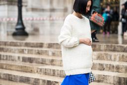 Quên legging và váy dài to sụ đi, đây là gợi ý mặc đẹp thu đông cho mẹ bầu