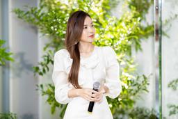 Midu mặc váy trắng, đẹp đôi bên Quốc Trường