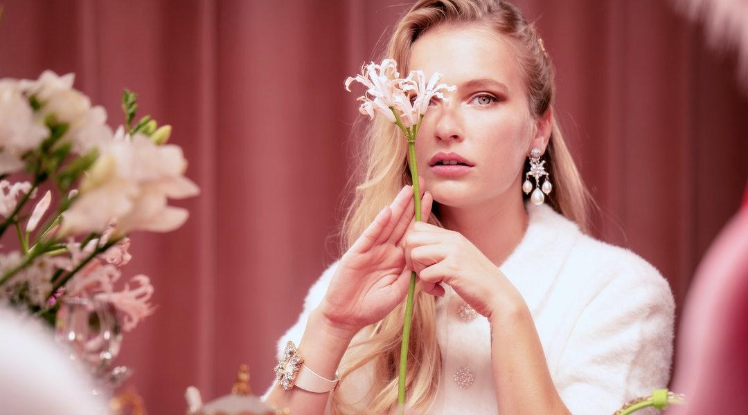 Nữ phụ của Emily in Paris trở thành gương mặt mới của Roger Vivier