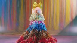 Ca sĩ Sia diện mẫu thiết kế cây thông Noel của Dolce&Gabbana