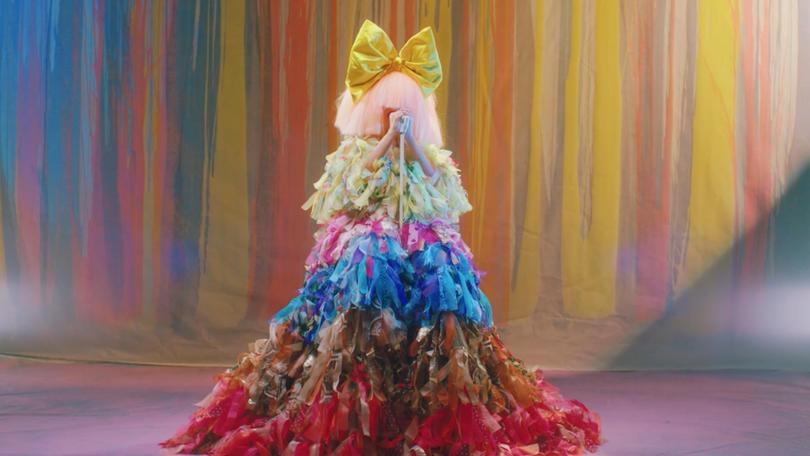 Ca sĩ Sia diện mẫu thiết kế cây thông Noel của Dolce&Gabbana