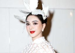 “Công chúa” Lâm Khánh Chi đội mũ chim trắng tung bay trong AVIFW