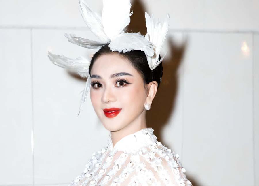 “Công chúa” Lâm Khánh Chi đội mũ chim trắng tung bay trong AVIFW