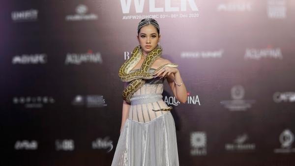 Cẩm Đan hóa Nữ thần, mang cả trăn lên thảm đỏ AVIFW2020