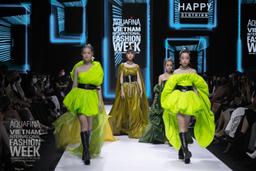 Lynk Lee thần thái ngút ngàn thu hút mọi ánh nhìn trên sàn diễn AVIFW 2020