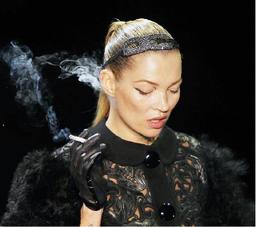 15 khoảnh khắc xuất thần trên sàn catwalk của Kate Moss