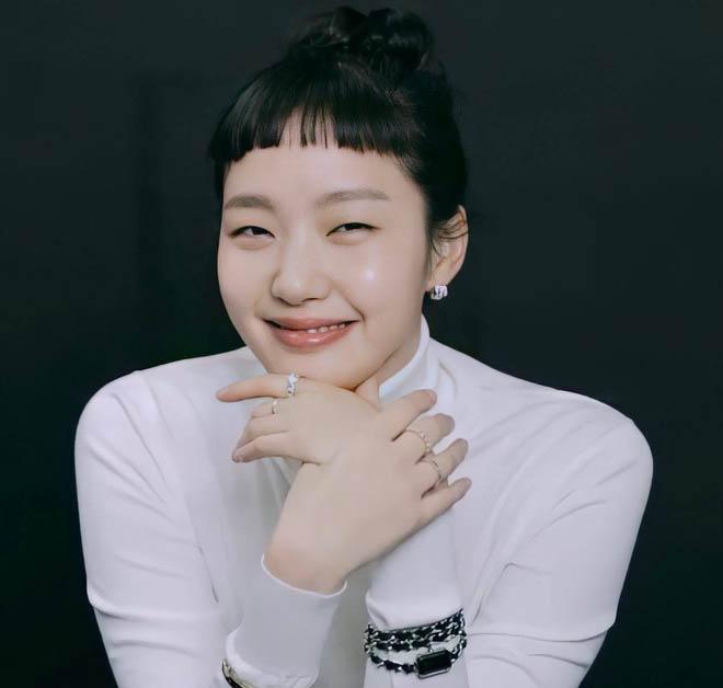 Kim Go Eun để tóc mái chó gặm hóa "nàng thơ" của Chanel