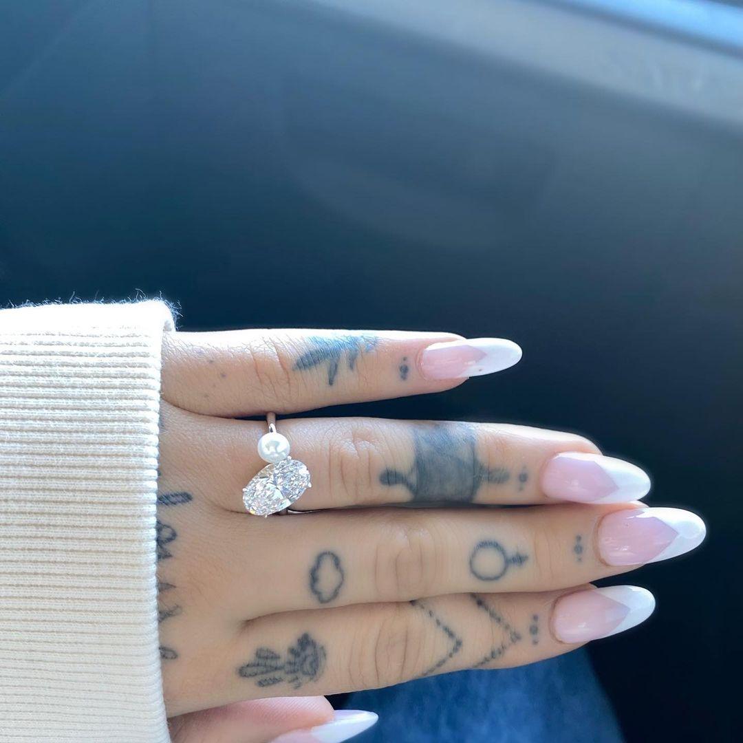 Ariana Grande đeo nhẫn đính hôn kim cương phối ngọc trai có giá 6 con số