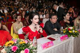 Diện cả cây đỏ vẫn sợ chưa nổi bật, Lý Nhã Kỳ đeo thêm trang sức 5 tỷ đồng đi chấm thi hoa hậu