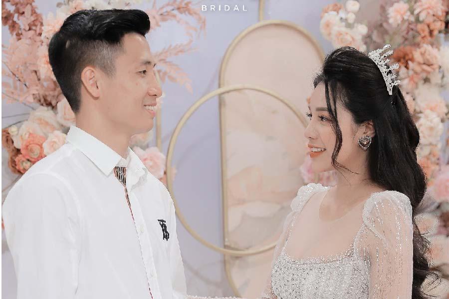 Vợ Bùi Tiến Dũng diện hai mẫu váy cưới 300 triệu đồng