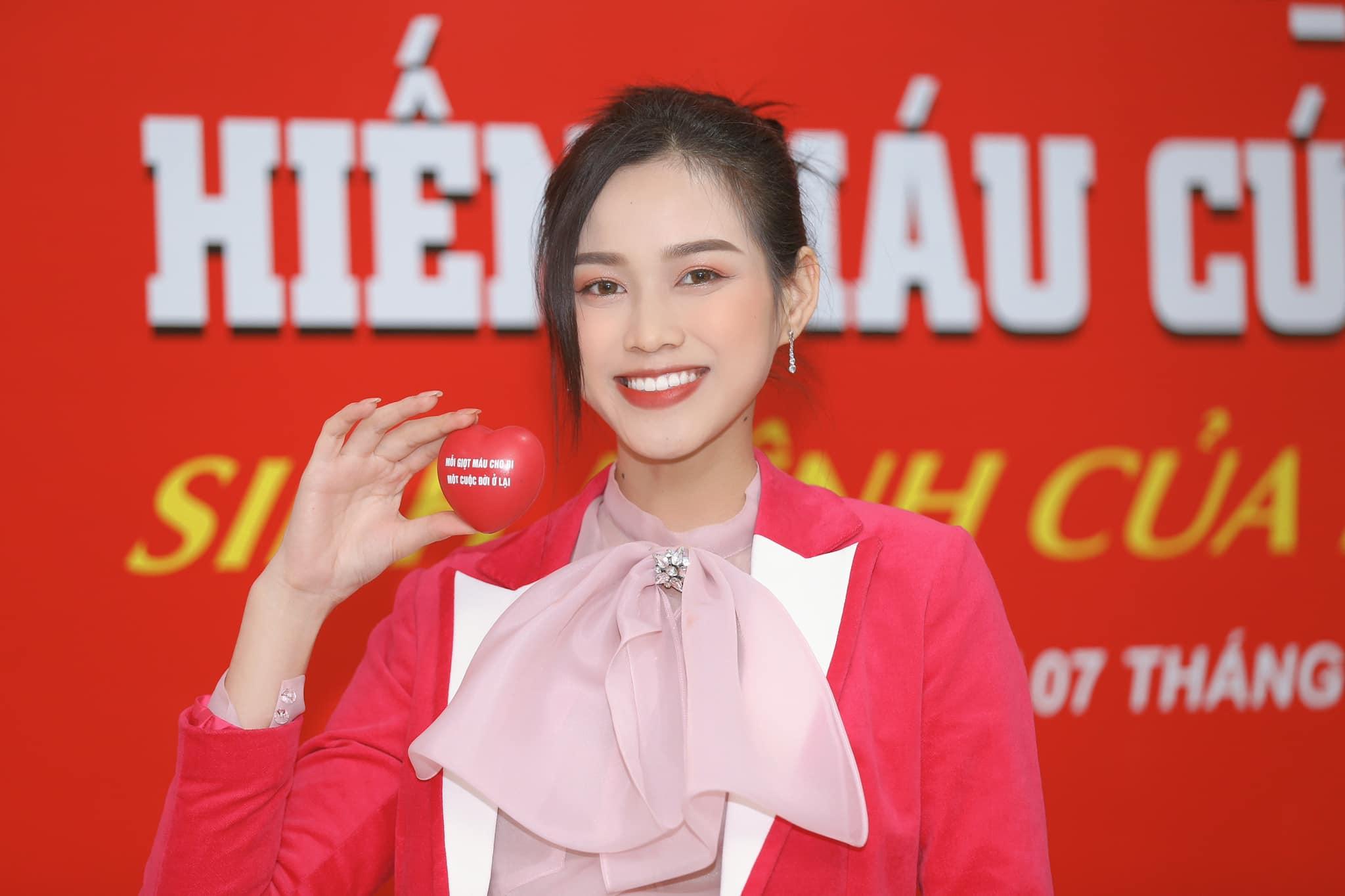 Hoa hậu Đỗ Thị Hà được khen xinh đẹp, nền nã khi tham gia công tác xã hội