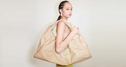 27 triệu đồng là mức giá ít nhất bạn phải bỏ ra để sở hữu túi xách từ giấy của Bottega Veneta