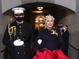 Lady Gaga đeo ghim cài áo bồ câu khổng lồ tham gia Lễ nhậm chức Tổng thống Mỹ