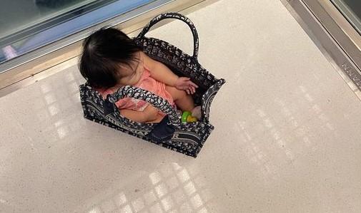 Người bình thường dùng nôi còn Đàm Thu Trang dùng túi 70 triệu "đựng" con