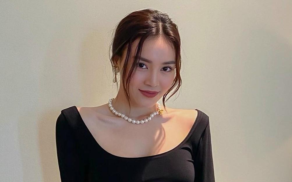 Thời trang của bó sát, cắt xẻ khoe dáng của Ninh Dương Lan Ngọc