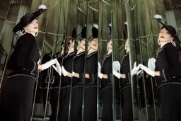 Những khoảnh khắc ấn tượng nhất của tuần lễ thời trang Haute Couture thập niên 90s