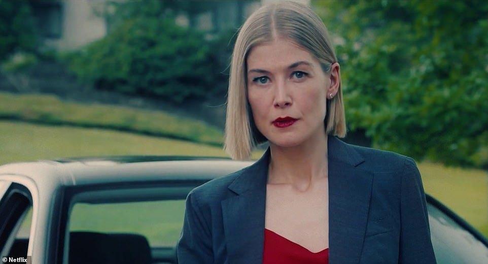 I Care A Lot (Netflix): Học kẻ xấu Rosamund Pike lên đồ đi làm cho sang