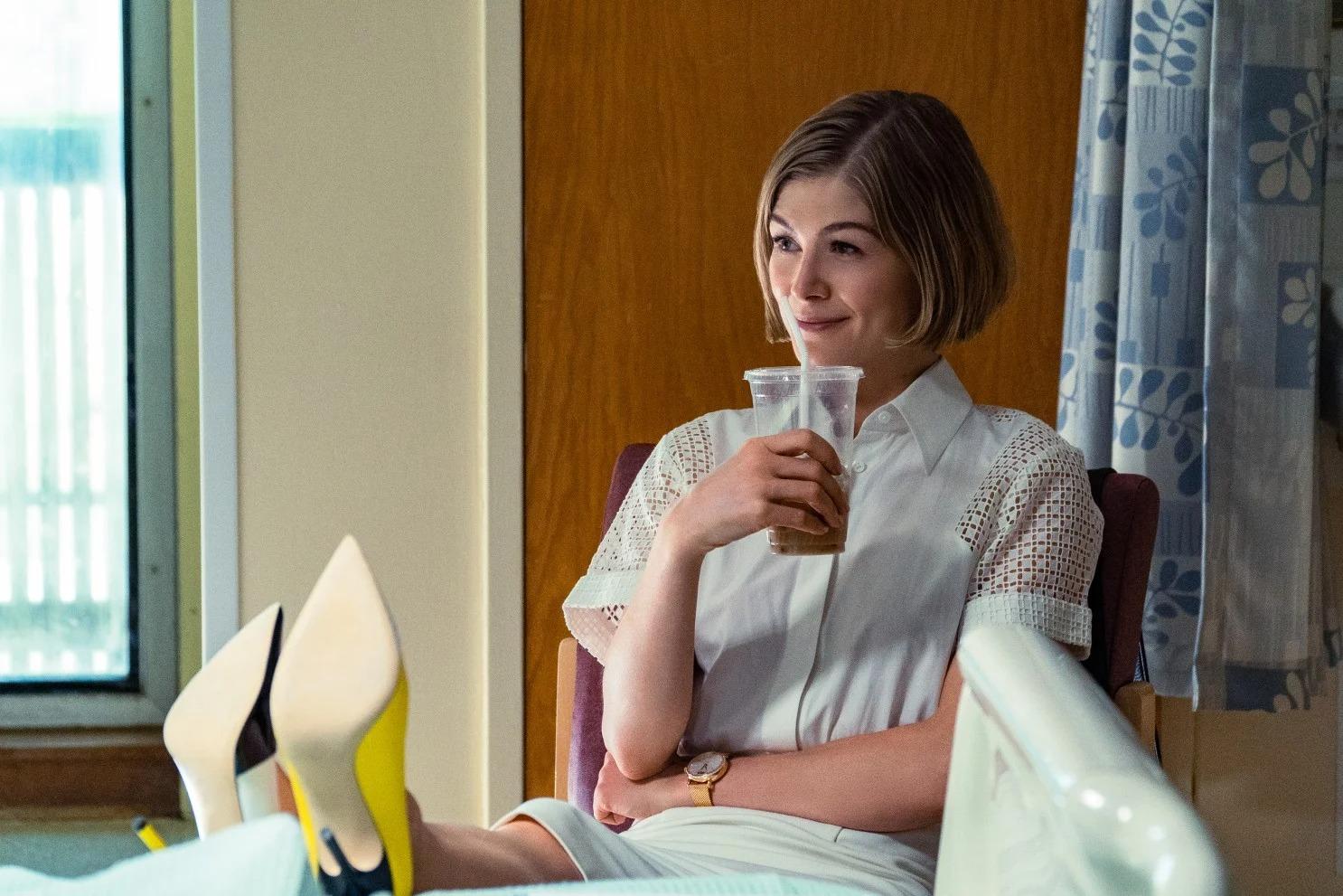 I Care A Lot (Netflix): Ẩn ý đằng sau phục trang của ác nữ Rosamund Pike
