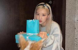 Rosé được Tiffany & Co tặng quà 100 triệu mừng ngày debut solo