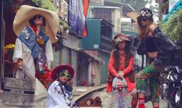 Hai cặp mẹ con xuống phố trong những bộ cánh thời trang độc đáo