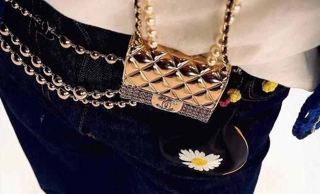 Chanel ra lò túi "bé tin hin" chẳng đựng vừa gì mà vẫn đắt khách