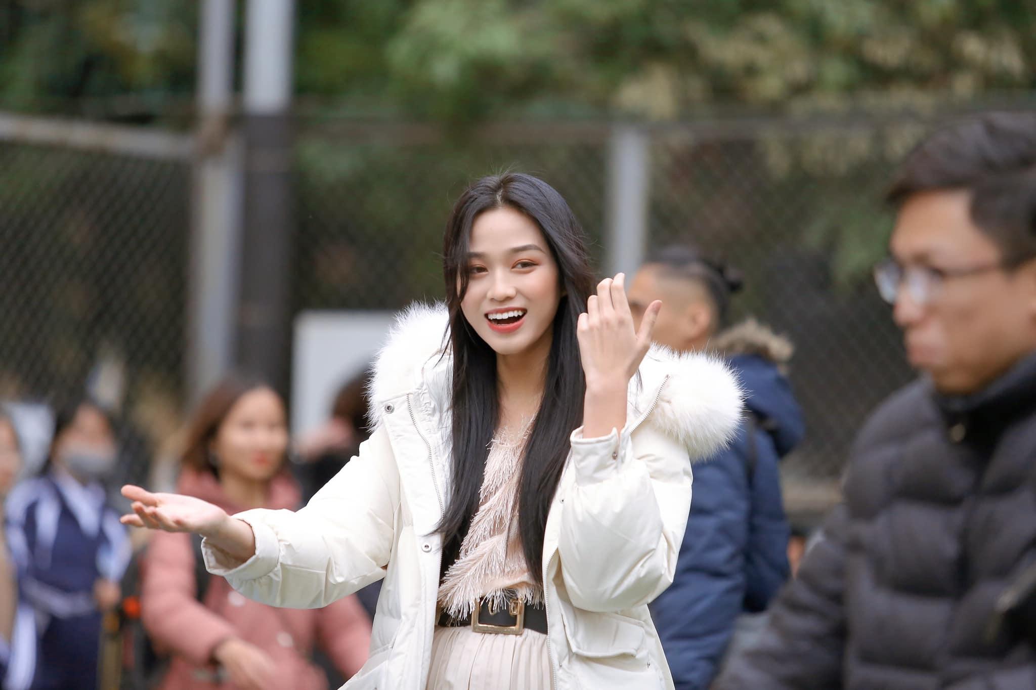 Thời trang Hoa hậu Đỗ Thị Hà: Giản dị khi đi học, sang chảnh dự sự kiện