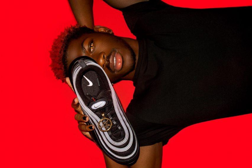 Nike đòi lại công bằng thành công, đôi sneakers liên quan đến tôn giáo buộc phải thu hồi