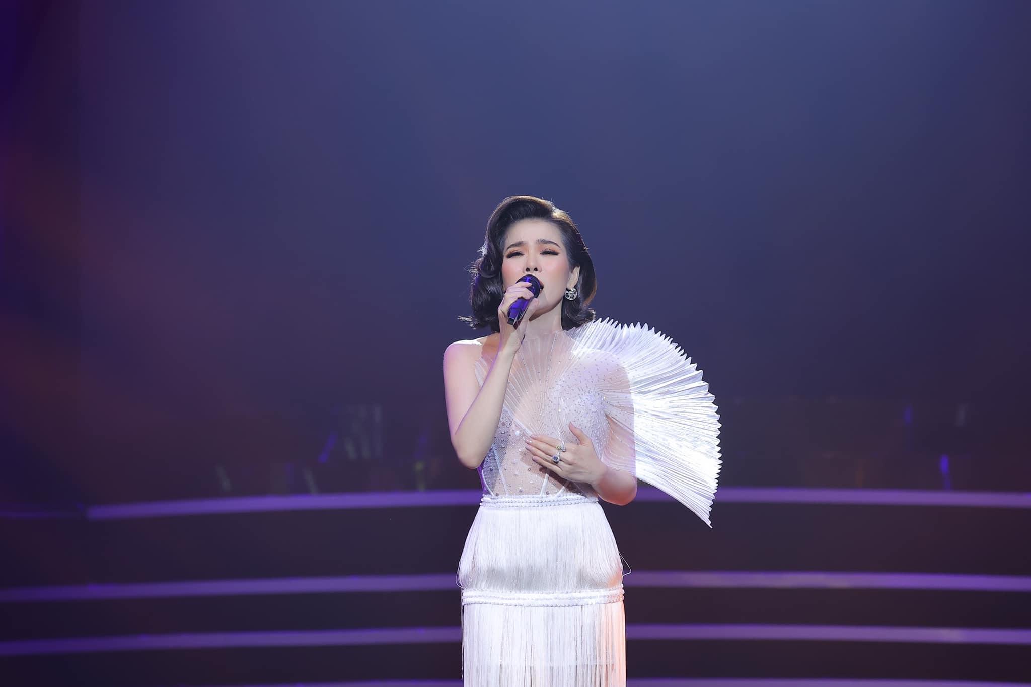 Lệ Quyên thay 6 chiếc váy trong cùng đêm nhạc, chiếc nào đẹp nhất?