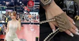 Người khác đeo phụ kiện Chanel xuống phố, vợ 2 Minh Nhựa lại đeo đi tập gym