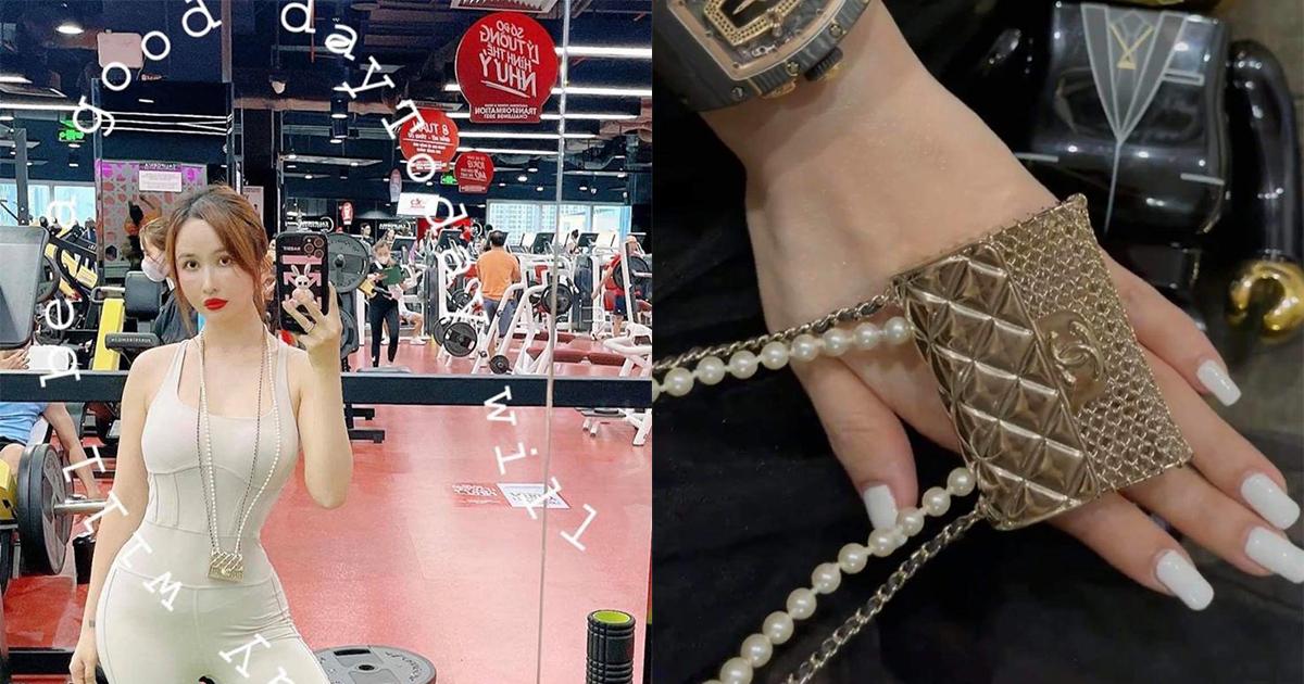 Người khác đeo phụ kiện Chanel xuống phố, vợ 2 Minh Nhựa lại đeo đi tập gym