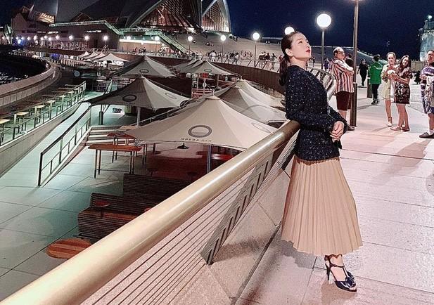 "Đang vui thì đứt dây đàn" khi nhìn xuống chân Lệ Quyên