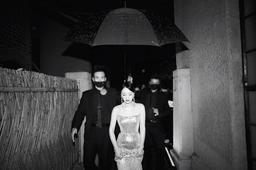 Ảnh chụp vội ở hậu trường của Châu Tấn đẹp như tạp chí thời trang