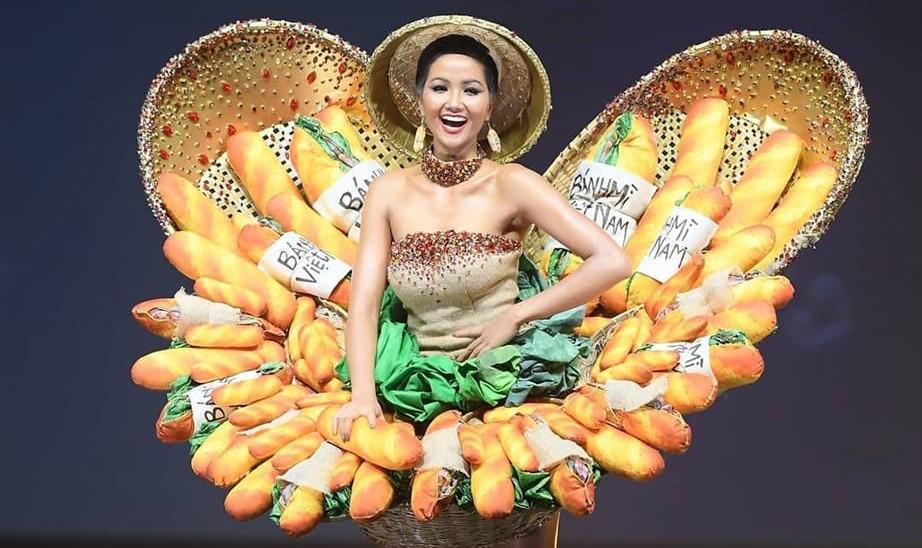 Thêm hai mùa HHHV nữa qua đi, Quốc phục "Bánh mì" vẫn làm fan xao xuyến