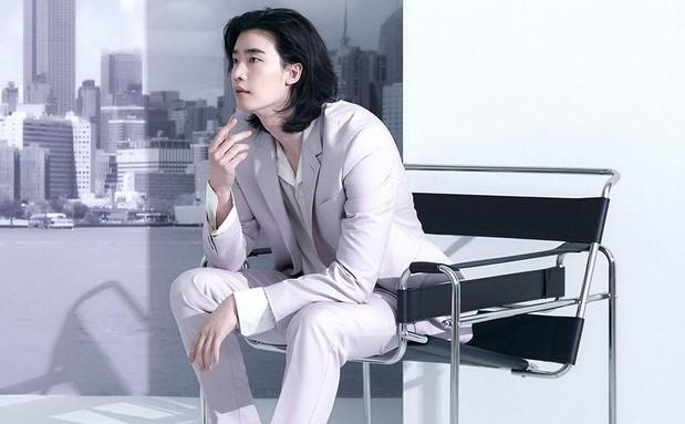 Lee Jong Suk tạo ý kiến trái chiều khi để tóc dài xuất hiện trên tạp chí