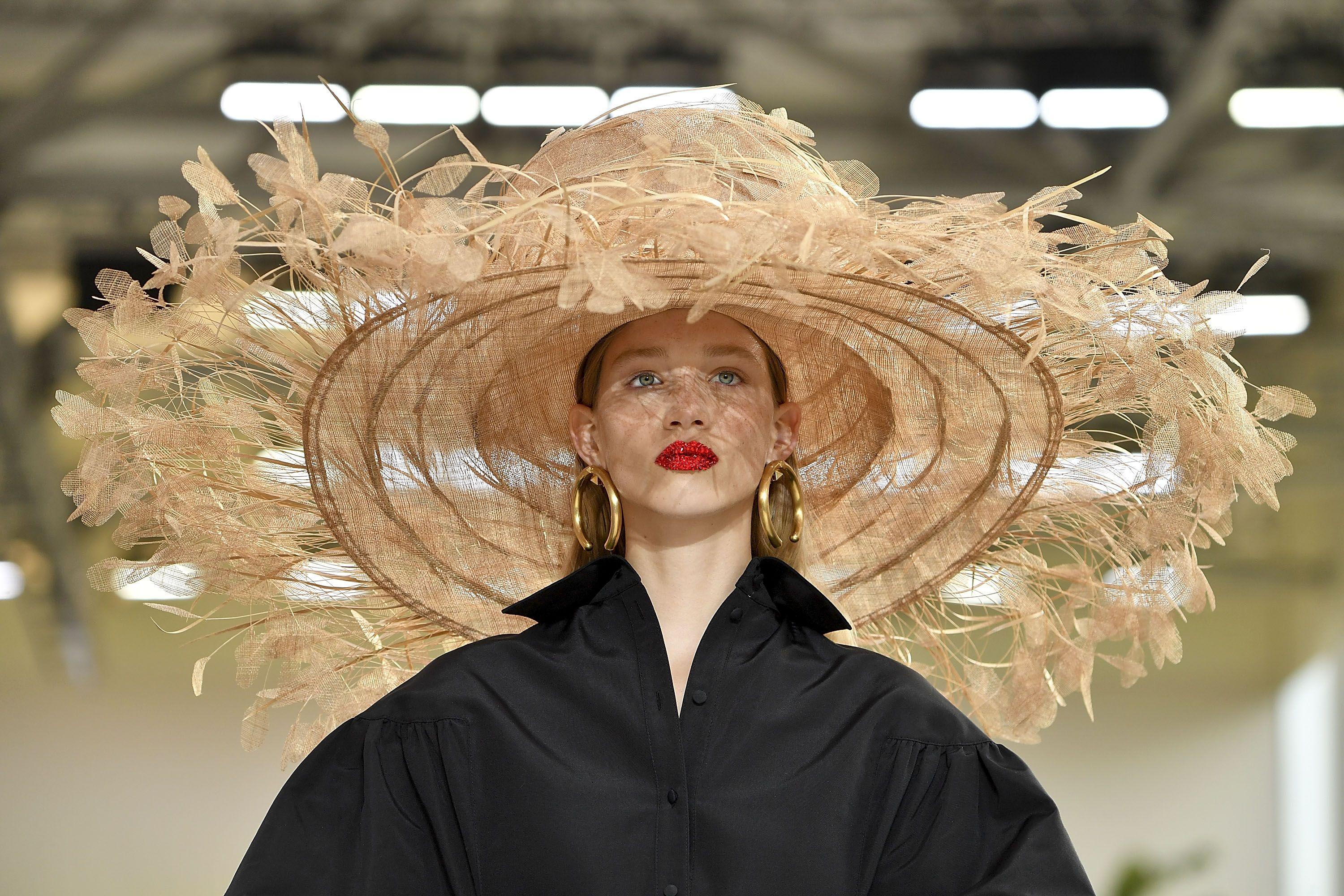 Valentino ra mắt dòng sản phẩm trang điểm dành cho những cô gái mộng mơ