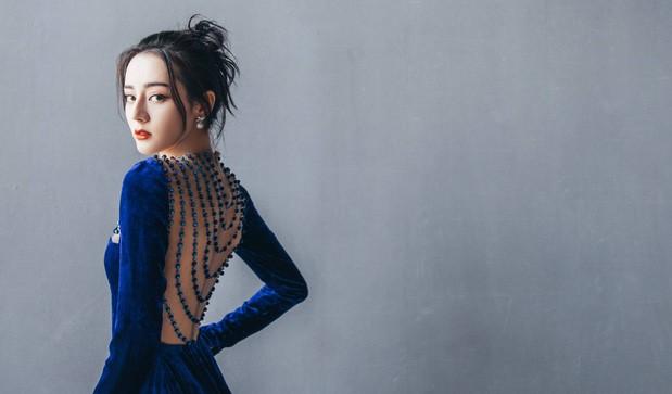 Địch Lệ Nhiệt Ba khoe trọn vóc dáng ngọc ngà tại sự kiện