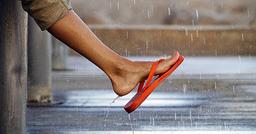 Có thích đến mấy thì đây là 4 kiểu giày không nên đi khi trời mưa