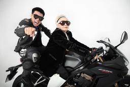 Ngầu như bà ngoại Wowy: Tuổi 80 vẫn lên đồ thời trang cưỡi moto phân khối lớn