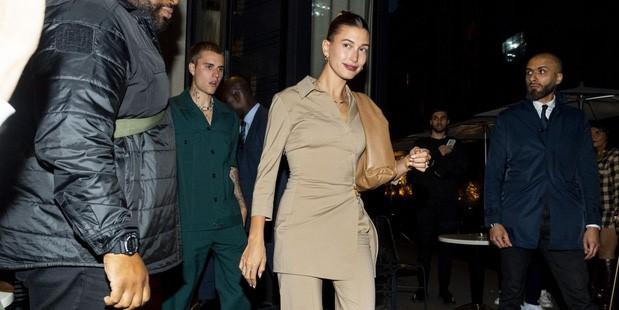 Thời trang đối lập như cực âm và cực dương của vợ chồng Justin Bieber