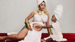 Dù mang bầu nhưng Cardi B vẫn rất yêu thích đi giày cao gót và mặc váy bó