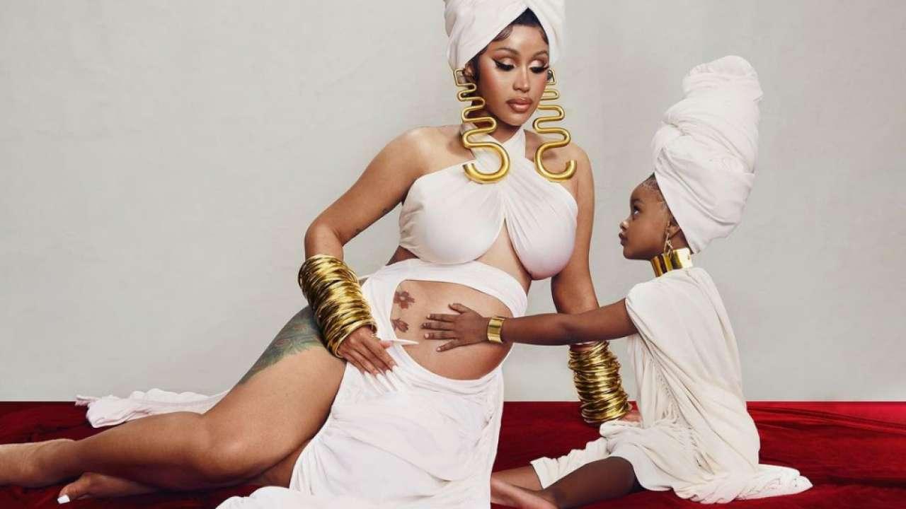 Dù mang bầu nhưng Cardi B vẫn rất yêu thích đi giày cao gót và mặc váy bó