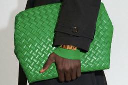 “Màu xanh Bottega Veneta” là màu của mùa hè 2021