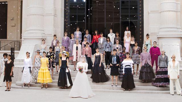 Chanel Haute Couture 2021: Sự tối giản của sàn diễn để tôn vinh trang phục