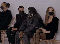 Kanye West trùm kín mặt khi đến xem show của Balenciaga