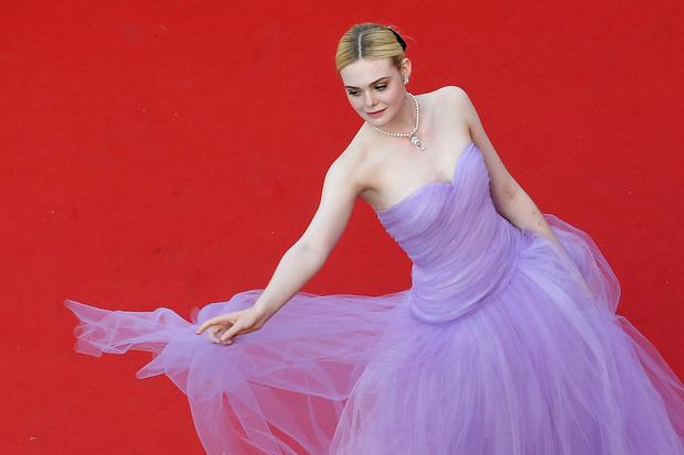 Elle Fanning: Từ công chúa ngủ trong rừng, tới Nữ hoàng thảm đỏ LHP Cannes