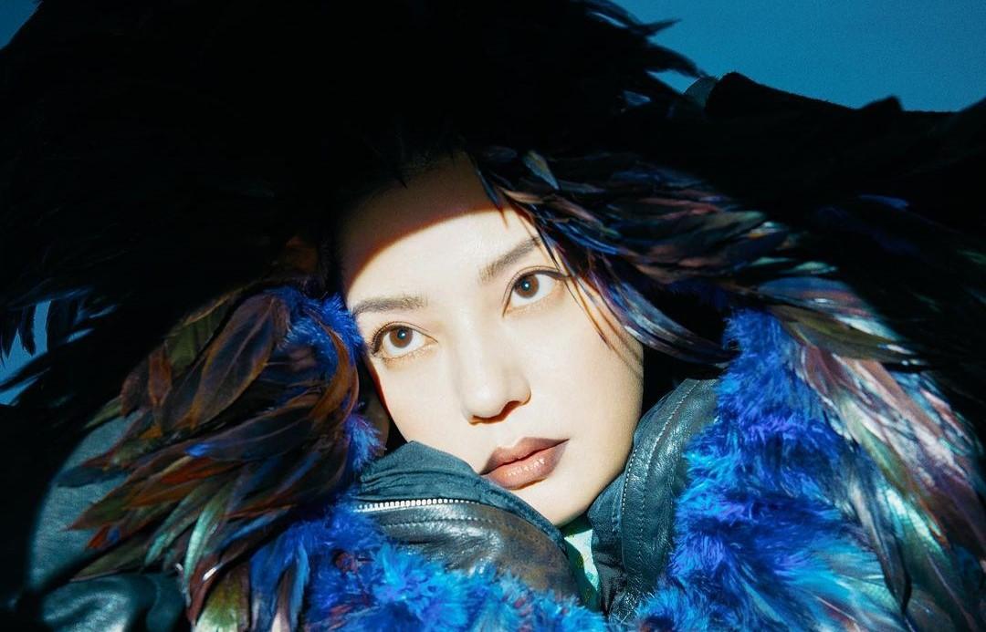 Triệu Vy "mặt đơ" trên bìa tạp chí Vogue Trung Quốc