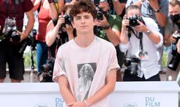 Timothée Chalamet mặc đồ casual lên thảm đỏ Cannes