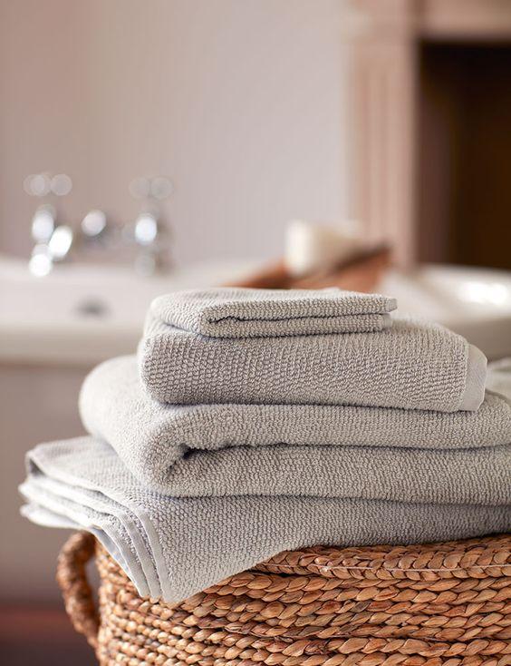 Chăm sóc da kỹ đến mấy mà không vệ sinh khăn thì mụn vẫn lên ầm ầm