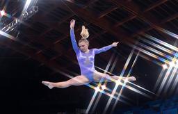 Đồ thi đấu của VĐV thể dục dụng cụ của Mỹ đính 3500 viên pha lê Swarovski