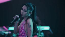 Ariana Grande mặc chiếc váy y hệt làn đi chợ made in Vietnam